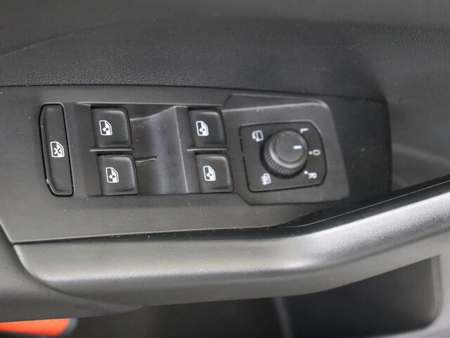 Volkswagen T-Cross 1.0 TSI Life | Achteruitrijcamera | Adaptieve cruise control | CarPlay | Elektrisch inklapbare buitenspiegels | Bluetooth | Airco |