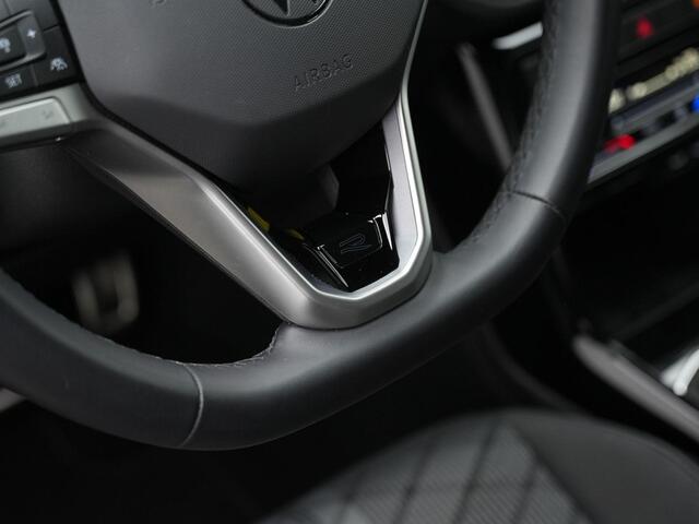 Volkswagen T-Cross 1.5 TSI 150 pk DSG R-Line | Trekhaak | IQ Light | Achteruitrijcamera | Adaptive Cruise | Stoelverwarming