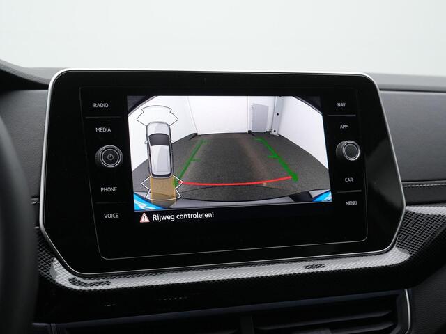 Volkswagen T-Cross 1.5 TSI 150 pk DSG R-Line | Trekhaak | IQ Light | Achteruitrijcamera | Adaptive Cruise | Stoelverwarming