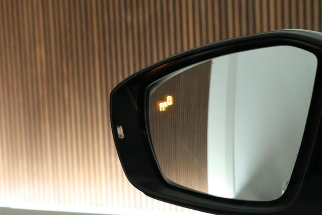 Volkswagen T-Cross 1.5 TSI 150pk DSG 2x R-Line Trekhaak Camera Keyless Stoelverwarming Led