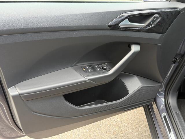 Volkswagen T-Cross 1.5 TSI 150pk DSG R-Line | Camera | Trekhaak | Navi | IQ light | Rijklaar incl. garantie