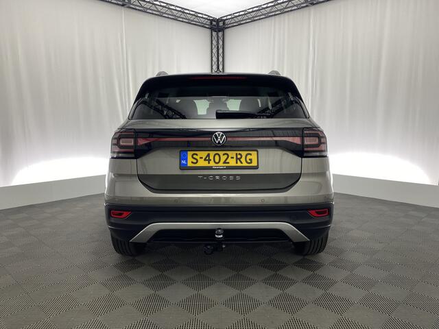 Volkswagen T-Cross 1.0 TSI Life Business Automaat | Apple CarPlay | Trekhaak | ACC | P. Sensoren | Climate Control |