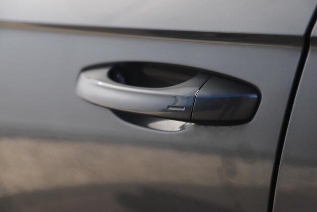 Volkswagen T-Roc 1.0 TSI Sport Virtual 17 inch Keyless Navigatie Achteruitrijcamera Carplay Android Adaptive Cruise Lane Assist Full LED Getint Glas