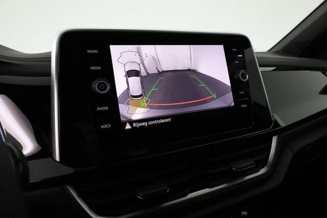 Volkswagen T-Roc R-Line Edition 1.5 TSI 110 kW / 150 pk DSG | IQ Light | Camera | Stoeloverwarming | Keyless | 17 inch