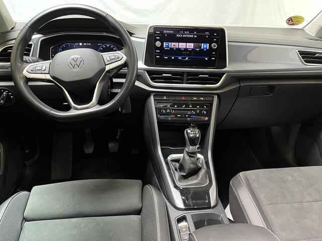 Volkswagen T-Roc 1.0 TSI Style / PANO/ TREKHAAK/ PARK. SENSOREN/ IQ. LIGHT/ ERGO ACTIVE/ DIGITAL DASHBOARD/ STOELVERWARM./ APP CONNECT/ ADAPT. CRUISE/ NAVI/ CLIMA/ DAB/ 17" LMV