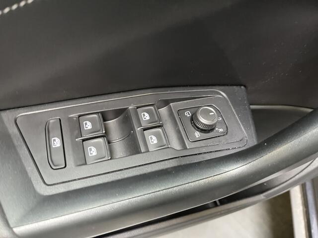 Volkswagen T-Roc 1.0 TSI Style / PANO/ TREKHAAK/ PARK. SENSOREN/ IQ. LIGHT/ ERGO ACTIVE/ DIGITAL DASHBOARD/ STOELVERWARM./ APP CONNECT/ ADAPT. CRUISE/ NAVI/ CLIMA/ DAB/ 17" LMV
