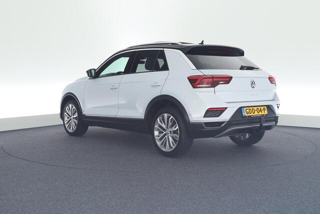 Volkswagen T-Roc 1.5 TSI 150pk DSG Sport Trekhaak Camera Leder Keyless Stoelverwarming Panoramadak Virtual Cockpit Navigatie