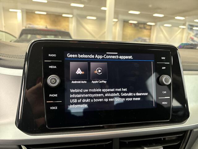 Volkswagen T-Roc 1.5 TSI 150pk DSG Life Edition · Apple/Android Car Play · Navigatie · Camera · P-Sensoren · Park Assist · 17'' Inch · Garantie t/m Februari 2027