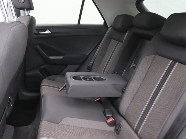 Volkswagen T-Roc 1.5 TSI Style 150PK Pano-Schuifdak, Adaptieve Cruise Controle, Full LED verlichting, Navi, Clima, PDC voor en achter, Trekhaak, 17" LM Velgen