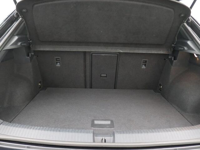 Volkswagen T-Roc 1.0 TSI R-Line Business 110PK Adaptieve Cruise Control, Stoelverwarming, Achterruitrijcamera, Navi, Full LED, 17" LM Velgen