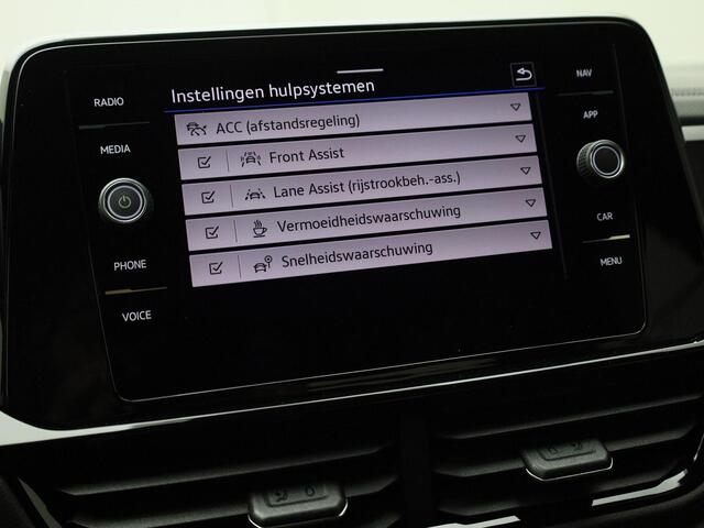 Volkswagen T-Roc 1.5TSI/150PK R-Line Blackstyle DSG · Navigatie · Apple/Android · Stoel-&stuurverwarming · Garantie tot 12-01-2030 of 100000km.