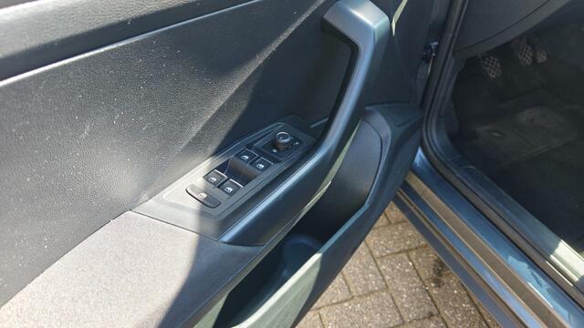 Volkswagen T-Roc 1.5 TSI 150PK STYLE - Carplay - Trekhaak - All in prijs