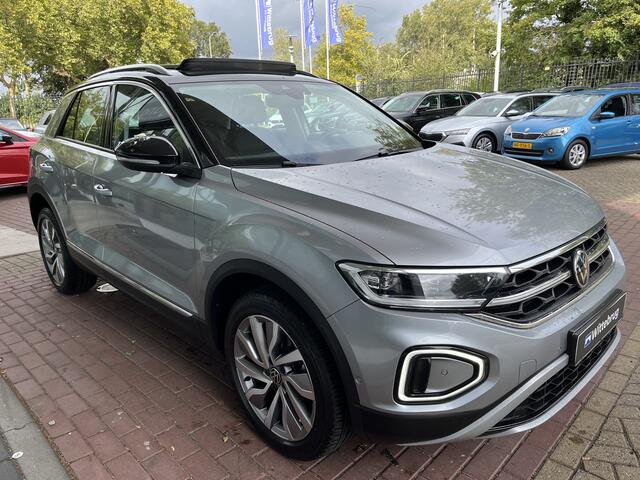 Volkswagen T-Roc 1.5 TSI Style / Panorama dak / Cockpit Pro / IQ light / Stoel verwarming / Camera