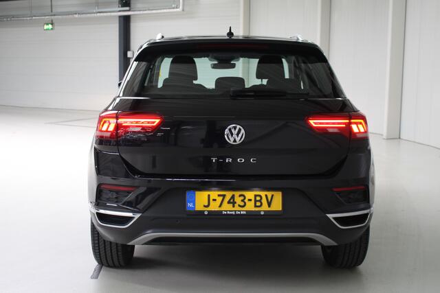 Volkswagen T-Roc 1.0 TSI Style Business Navigatie | Achteruitrijcamera | 17" Velgen | Stoelverwarming