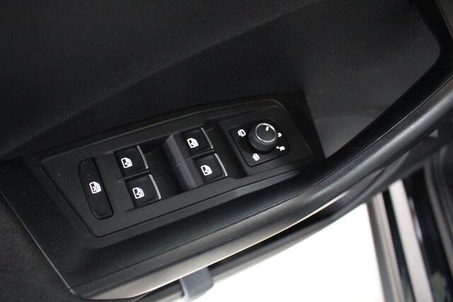 Volkswagen T-Roc 1.0 TSI Style Business Navigatie | Achteruitrijcamera | 17" Velgen | Stoelverwarming