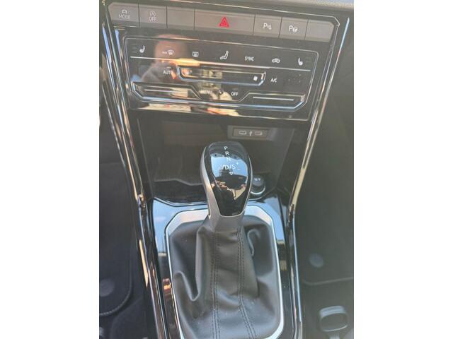 Volkswagen T-Roc 1.5 TSI R-Line - Trekhaak - AllSeason banden - Stoelverwarming