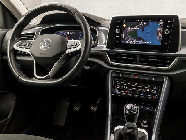 Volkswagen T-Roc 1.0 TSI Sport (VIRTUAL COCKPIT, APPLE CARPLAY, ALCANTARA, LED KOPLAMPEN, SPORTSTOELEN, MASSAGE, CAMERA, STOELVERWARMING, NIEUWE APK, NIEUWSTAAT)