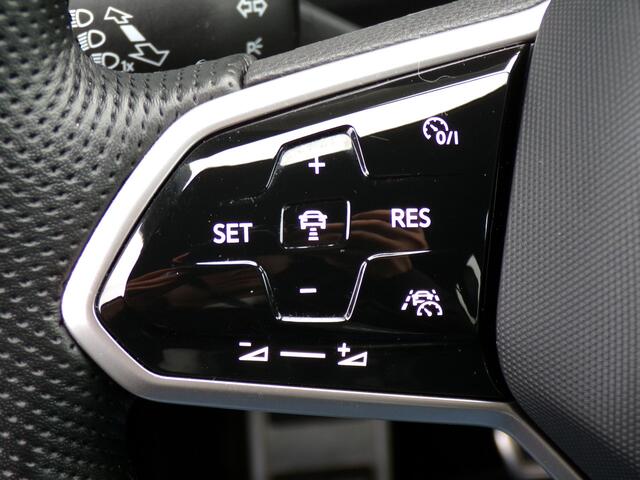 Volkswagen T-Roc 1.0 TSI R-Line, Carplay + Android Auto / Sensoren + Camera / Adaptive Cruise / Full LED. / Climate Control / 17'' LMV