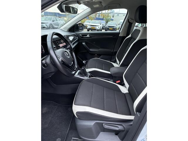 Volkswagen T-Roc 1.5 TSI Sport | Climate control | Navigatie | Parkpilot | Afneembare Trekhaak | Elektrisch Pakket | 18"LM-Velgen