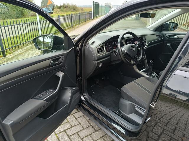 Volkswagen T-Roc 1.5 TSI Style Business | Airco | Trekhaak | Adaptieve cruise control |