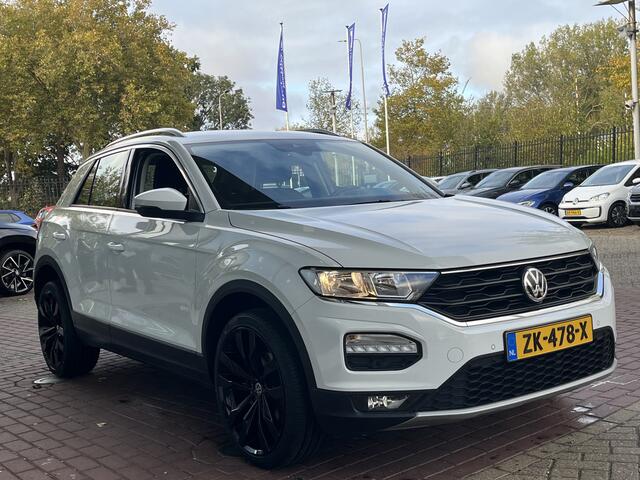 Volkswagen T-Roc 1.5 TSI Style Business / 150PK / Elect. Achterklep / 18 Inch / Trekhaak / Navigatie / Apple Carplay / PDC / Adaptive Cruise