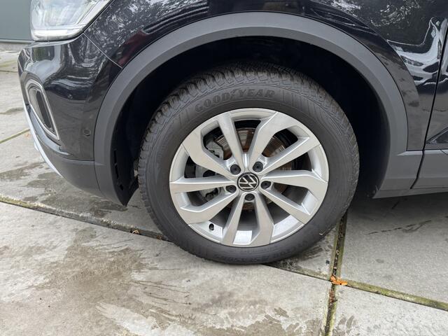 Volkswagen T-Roc 1.5 TSI 150pk DSG Life Edition Navigatie Winterpakket ACC Keyless Camera