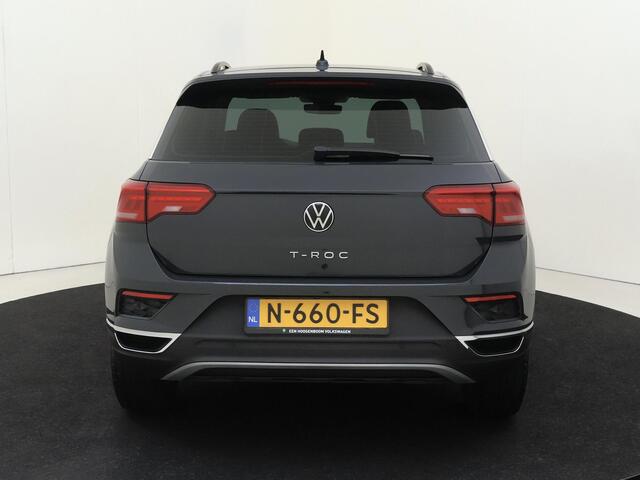 Volkswagen T-Roc 1.0 TSI Style | Navigatie | Parkeersensoren | CarPlay | Draadloze telefoonlader | Airco | Adaptieve cruise control |