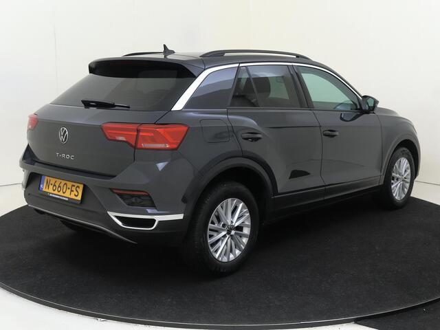 Volkswagen T-Roc 1.0 TSI Style | Navigatie | Parkeersensoren | CarPlay | Draadloze telefoonlader | Airco | Adaptieve cruise control |