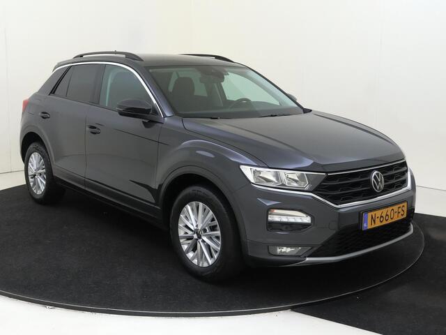 Volkswagen T-Roc 1.0 TSI Style | Navigatie | Parkeersensoren | CarPlay | Draadloze telefoonlader | Airco | Adaptieve cruise control |