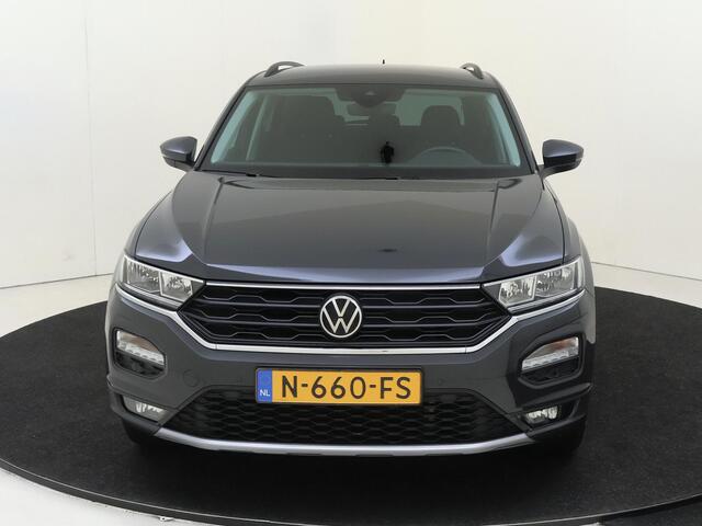 Volkswagen T-Roc 1.0 TSI Style | Navigatie | Parkeersensoren | CarPlay | Draadloze telefoonlader | Airco | Adaptieve cruise control |