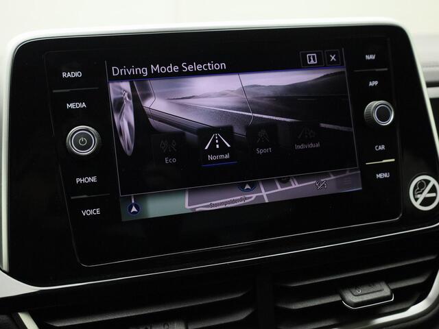 Volkswagen T-Roc 1.5TSI/150PK R-Line DSG · Camera · Apple/Android Car Play · Navigatie · Trekhaak · Apple/Android · Garantie tot februari 2027