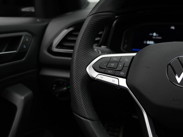 Volkswagen T-Roc 1.5 TSI 150 pk DSG R-Line | Panoramadak | Parkeersensoren voor/achter | Adaptive Cruise