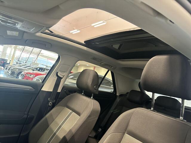 Volkswagen T-Roc 1.5 TSI 150pk DSG Sport Business R · Panoramadak · Camera · Afneembare Trekhaak · Stoelverwarming · Elek. Achterklep · Apple/Android Car Play ·