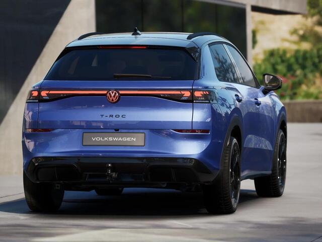 Volkswagen T-Roc R-Line First Edition 1.5 eTSI 110 kW / 150 PK SUV | Panoramaschuif-kanteldak | Assistance Pakket | Trekhaak | Black Style Pakket | Koplampverlichting matrix-led (IQ.LIGHT) | Elek. achterklep | Zwart dak