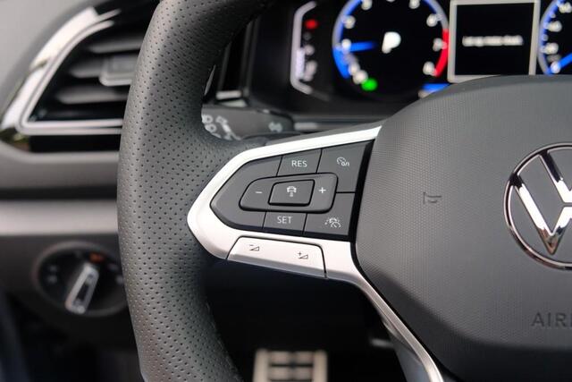 Volkswagen T-Roc 1.5 TSi 150pk DSG R-Line Black Edition | Black Style | App Connect | Panoramadak | Camera | Keyless | Elektrische Achterklep | Matrix LED | Winter Pakket