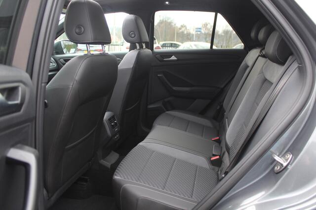 Volkswagen T-Roc 2.0 TSI 4Motion Sport 3x R-line / Panoramadak / CarPlay / Parkeerhulp V+A / 18'' / Stoelverwarming / Dodehoek / ACC