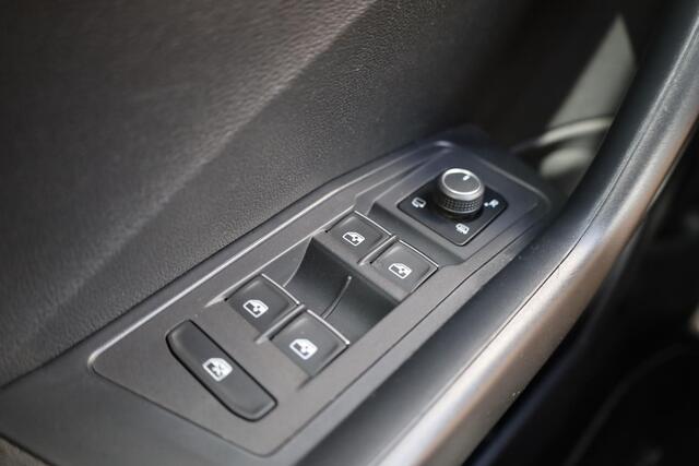 Volkswagen T-Roc 1.5 TSI Sport 110KW-150PK, trekhaak, Sportplus pakket, Executive pakket, Winterpakket met stoel verwarming, All season banden, 18 inch Wielen, side steps, Privacy glass