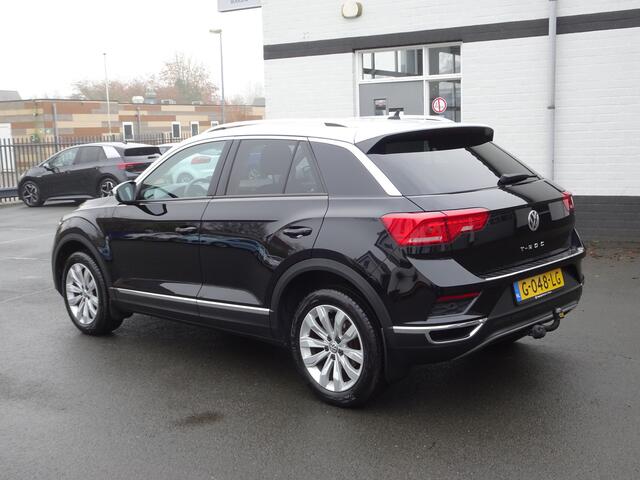 Volkswagen T-Roc 1.5 TSI Style Business Navigatie, carplay, trekhaak, licht metalen velgen, parkeersensoren voor en achter, stoel verwarming, automaat, enz.