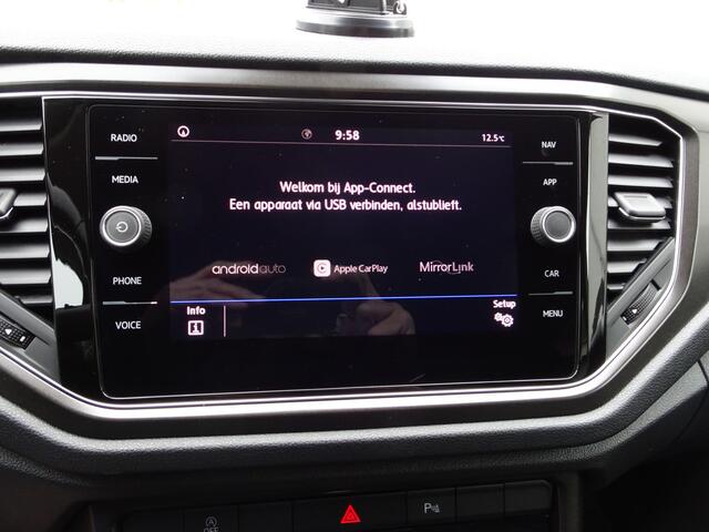 Volkswagen T-Roc 1.5 TSI Style Business Navigatie, carplay, trekhaak, licht metalen velgen, parkeersensoren voor en achter, stoel verwarming, automaat, enz.