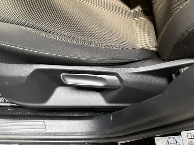 Volkswagen T-Roc 1.5 TSI Style Business / AUTOMAAT/ CAMERA/ PARK. SENSOREN/ ELEK. ACHTERKLEP/ SPIEGELPAKKET/ GETINT GLAS/ APP CONNECT/ ADAPT. CRUISE/ DIGITAL DASHBOARD/ NAVI/ DAB/ 17" LMV