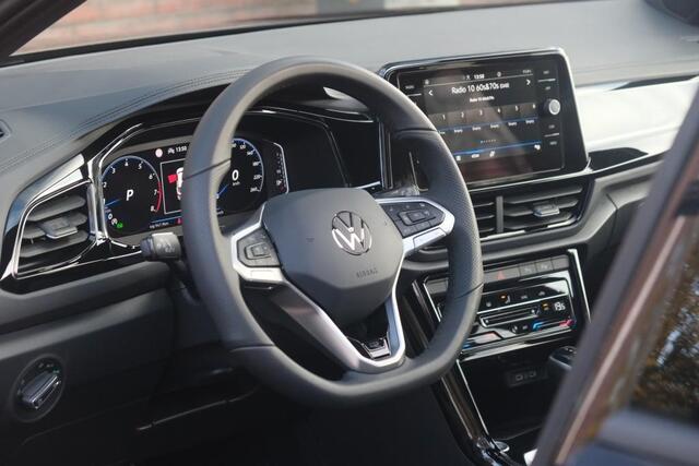 Volkswagen T-Roc 1.5 TSi 150pk DSG R-Line Black Edition | Black Style | App Connect | Panoramadak | Camera | Keyless | Elektrische Achterklep | Matrix LED | Winter Pakket