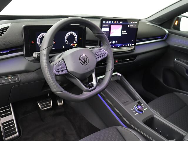 Volkswagen T-Roc R-Line First Edition 1.5 eTSI 110 kW / 150 PK DSG | Black Style | Elektr. achterklap | Assistance pakket | Multimedia pakket | LED Matrix |