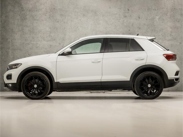 Volkswagen T-Roc 1.5 TSI Sport 150Pk Automaat (VIRTUAL COCKPIT, APPLE CARPLAY, GROOT NAVI, CLIMATE, LEDER, STOELVERWARMING, LED KOPLAMPEN, ZWART HEMEL, GETINT GLAS, CAMERA, ADAPTIVE CRUISE, NIEUWSTAAT)