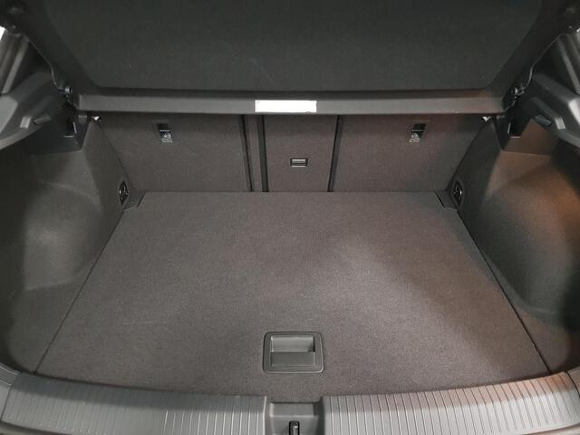 Volkswagen T-Roc 1.5 TSI Sport R-Line | Navigatie | Virtual Cockpit | Climate Control | DAB | Electrische Achterklep | 18"LMV | Stoelverwarming