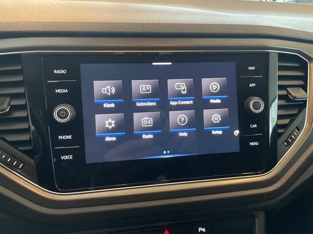 Volkswagen T-Roc 1.5 TSI Style Automaat - Climate control - Cruise control - Parkeersensoren voor en achter - Achteruitrijcamera - Stuurverwarming - Stoelverwarming - Dakrails - Bluetooth - Start/stop systeem - Stuur multi