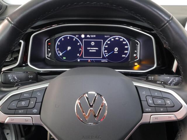 Volkswagen T-Roc 1.5 TSI R-Line 150 pk Automaat (DSG) | Verlengde garantie | Navigatie | Parkeersensoren (Park assist) | Achteruitrijcamera | Stoelverwarming | R-Line |