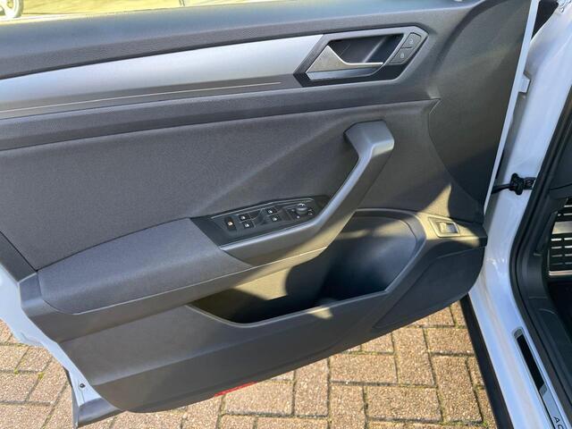 Volkswagen T-Roc 1.5 TSI Active | DSG | Navi | Trekhaak | App Carplay | LMW 17" | Mooi!