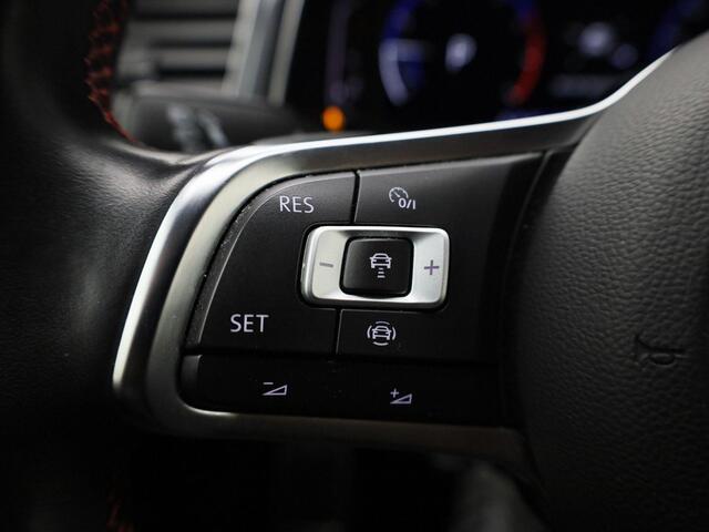 Volkswagen T-Roc 1.5TSI/150PK DSG R-line · Panoramadak · Camera · Navigatie · Apple/Android Car Play · Garantie t/m 25-03-2026 of 100.000km