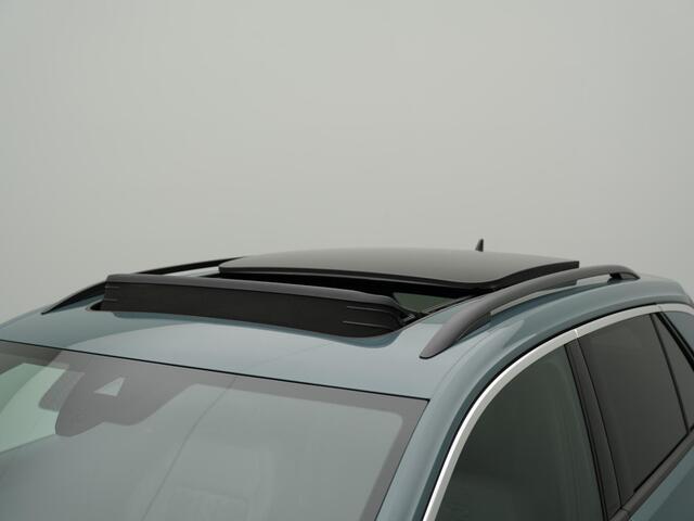 Volkswagen T-Roc 1.5 TSI 150 pk DSG R-Line | Panoramadak | Trekhaak | Navigatie Discover Pro | IQ Light | Achteruitrijcamera | Stoelverwarming