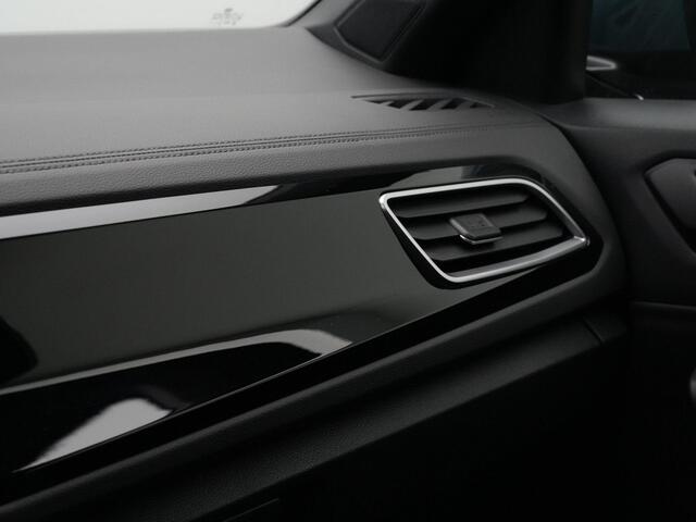 Volkswagen T-Roc 1.5 TSI 150 pk DSG R-Line | Panoramadak | Trekhaak | Navigatie Discover Pro | IQ Light | Achteruitrijcamera | Stoelverwarming